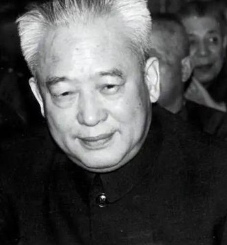 1960年，石油部长余秋里为救大庆油田，请求罗瑞卿派飞机运5吨焊条，却被罗瑞卿怒