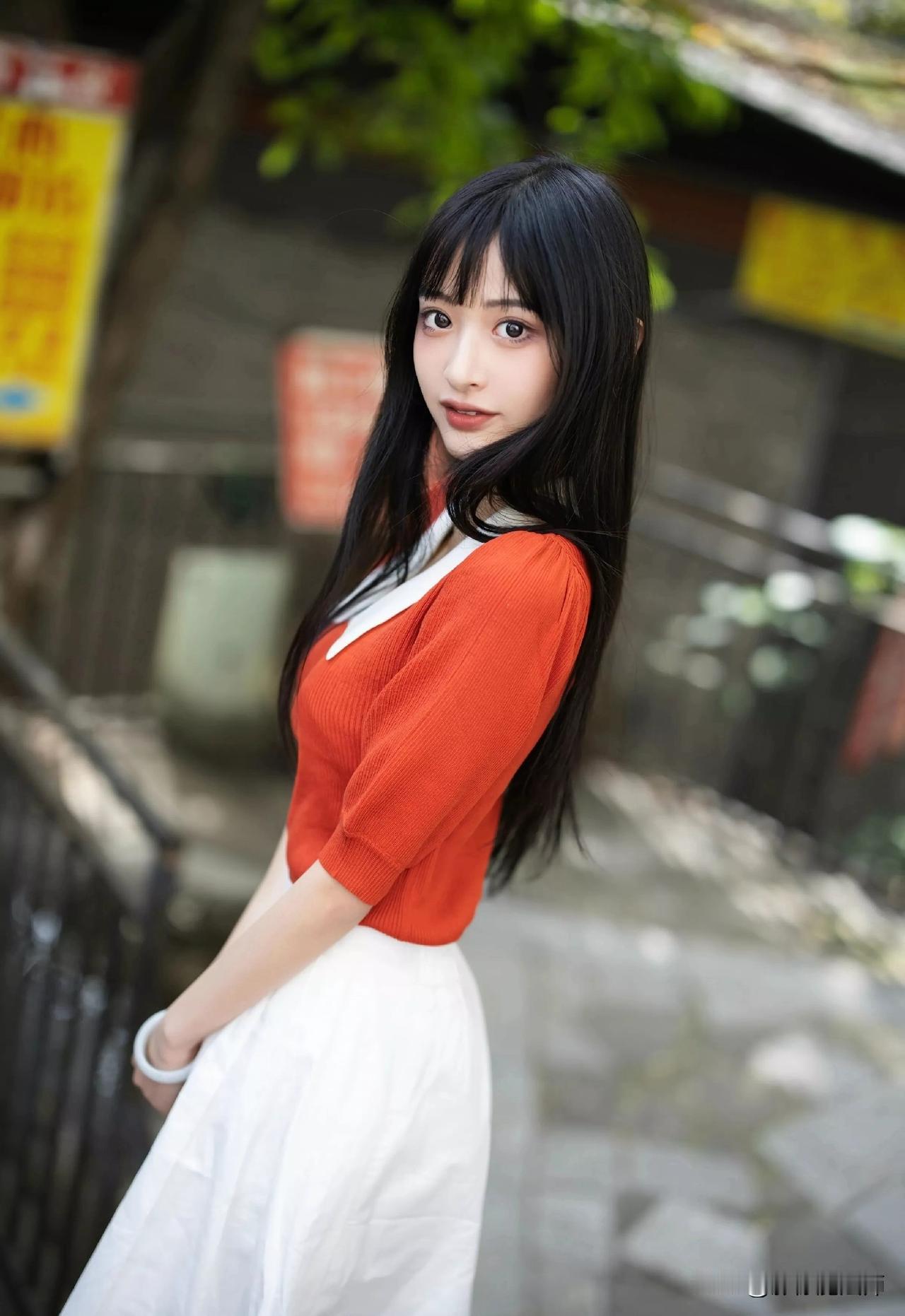 拍照时想要自然休闲感，这些姿势太实用！旅行或日常漫步，自在往前走时低头笑，让发