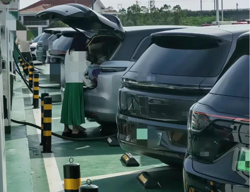 国庆假期和朋友相约开车去上海，我开着燃油车，他开着新能源汽车。从内蒙启程他就给我