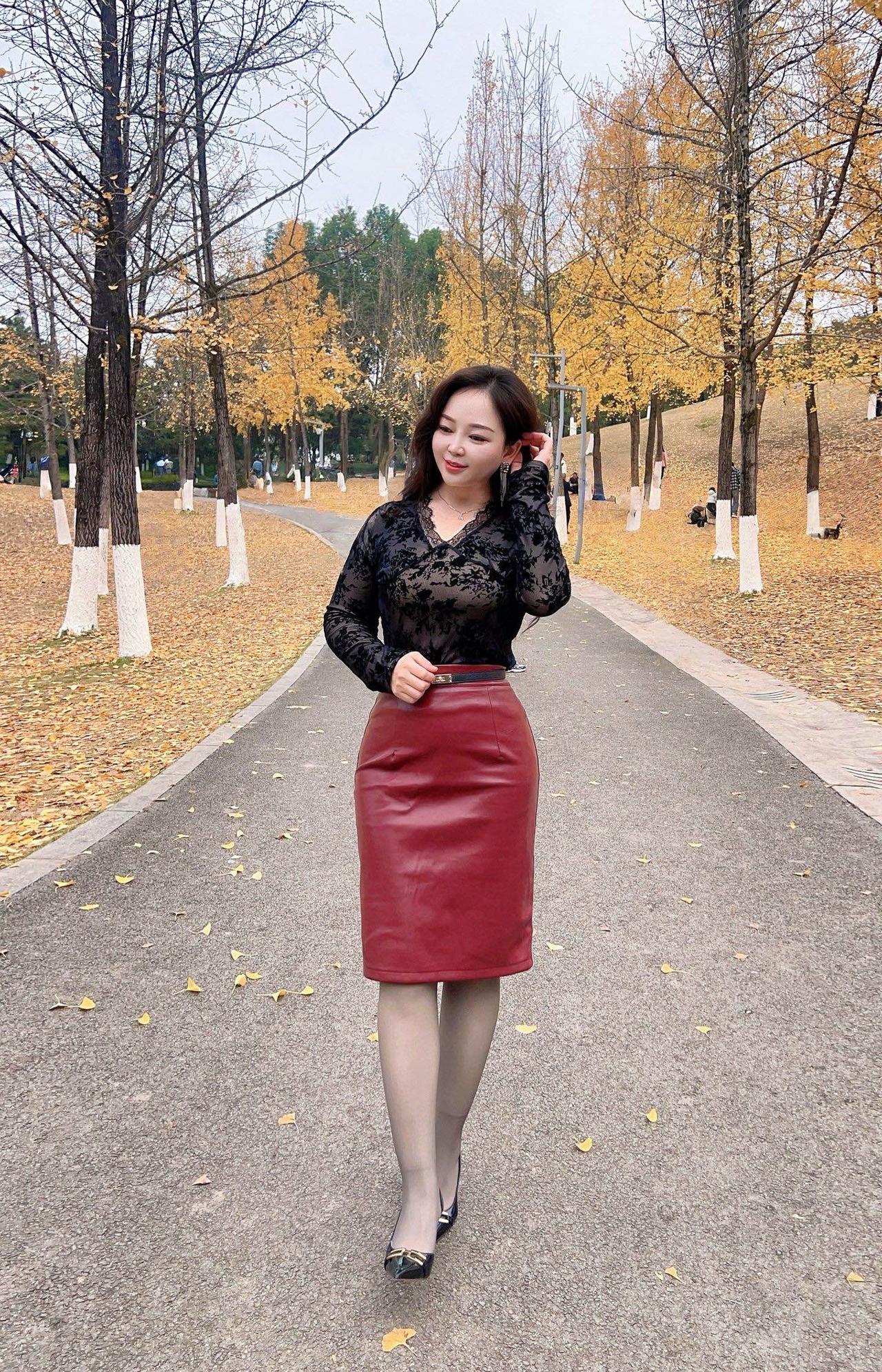 冬日漫步，落叶纷飞，与树相依，尽享自然之美。