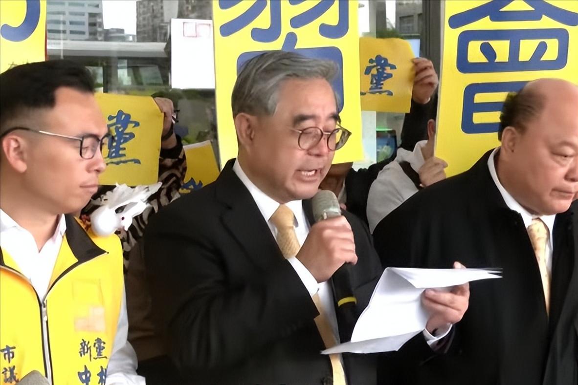 不是，我就纳闷了，每次岛内重要人物一飞大陆，机场外面怎么翻来覆去都是同一拨人在那