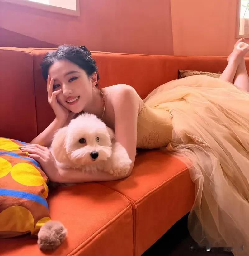 近日，刘亦菲在个人社交平台更新晒出与爱犬合影的照片，真的很温馨的画面。喜欢爱惜动