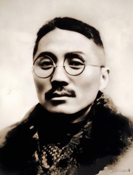 1913年秋，王亚樵来到上海后做起了码头工人。这天，看到一艘轮船靠岸后，他就上前