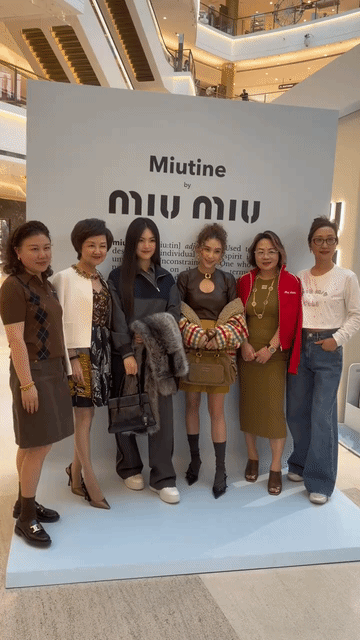 穿了一身运动装的王诗龄倒比精心打扮的何超莲气场还大！你别说，所有人看下来，属年龄