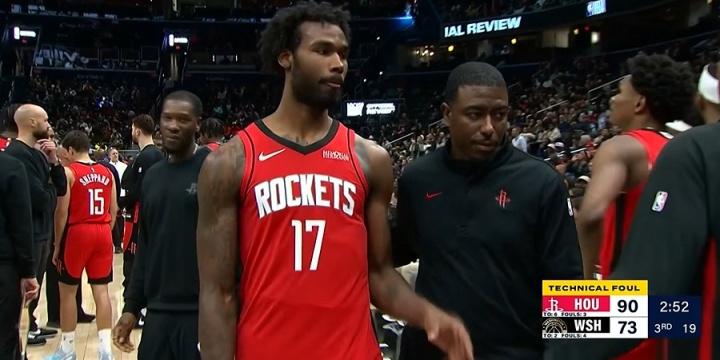 状态不好，脾气还这么大？火箭123-115战胜奇才，比赛第三节末，伊森2次推沃