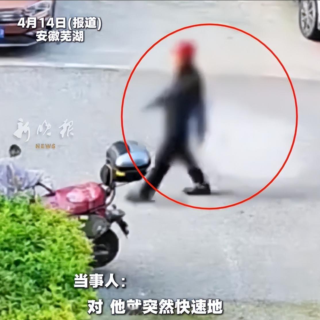 安徽芜湖，一个女子一大早走出家门，准备在小区里散散步溜达一下。没想到就在楼下却遇