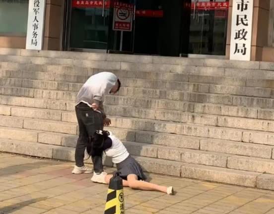 河北，一男子发现自己的妻子出轨，他一没有哭，二没有闹，而是点燃一根香烟，带着自己