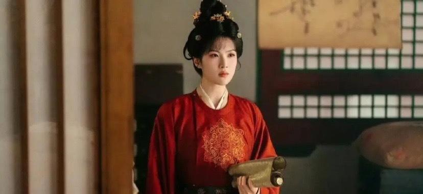 《唐宫奇案》播到现在，遇到了两个比较尴尬的情况。第一，热度上，《成何体统》随着剧