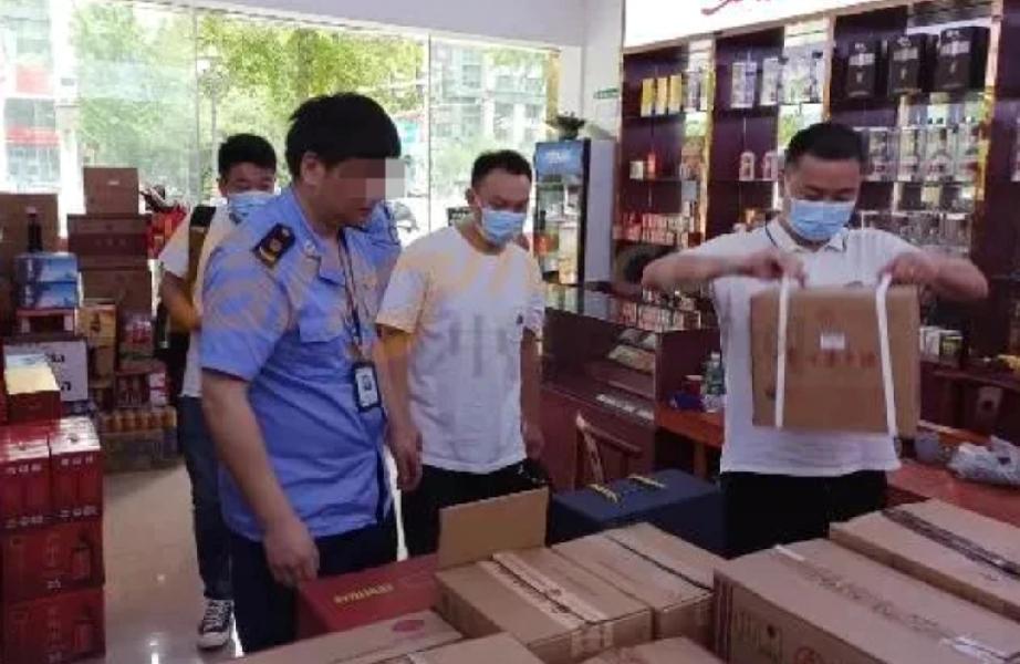 安徽，李某在电商平台两次低价买3箱剑南春白酒，经鉴定是假酒。他申请仅退款，商家只