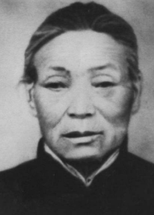 1938年，由于特务告密，鬼子包围了大常村。情急之下，常大娘把肖华司令藏进了枣堆