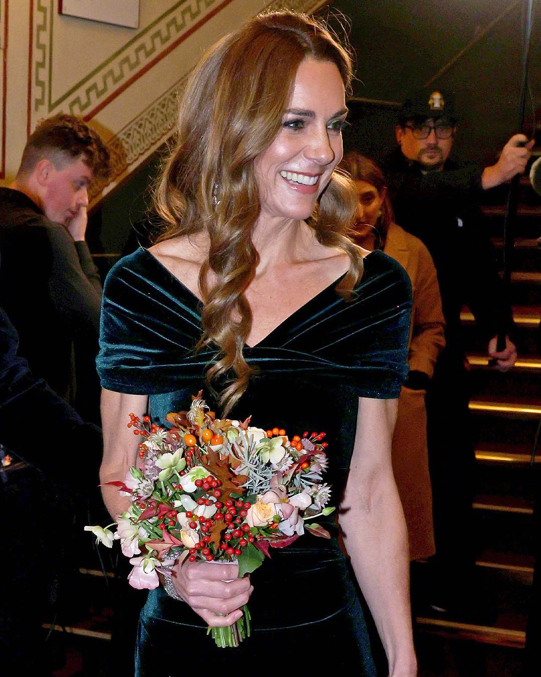 凯特在妯娌面前总是端着未来王后的架子，导致安德鲁王子家的两个闺女不满？现在回顾这