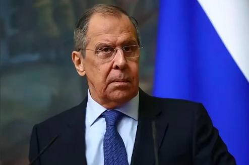 斯莫连科夫在多名美国特工的死命掩护下连夜出逃，彻底从俄罗斯土地上消失。很多人以为