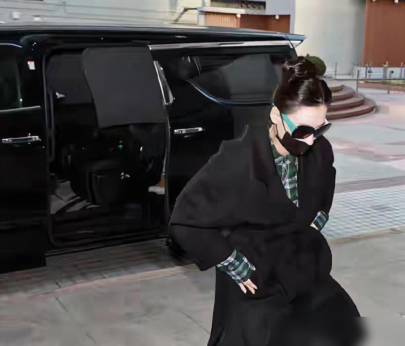 真的没人发现么？张柏芝第三次出庭的时候，刻意在外在造型上花了心思，黑色限量版