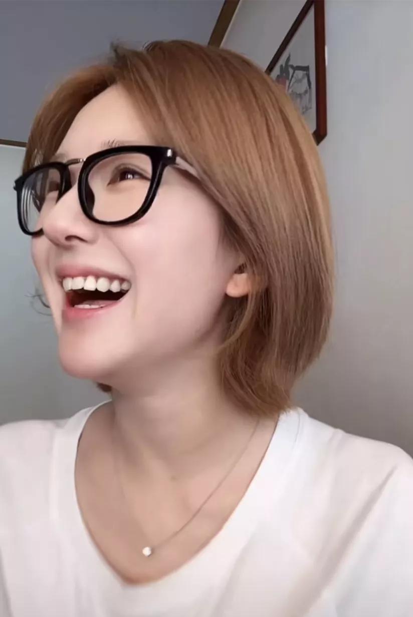 我有一个做商务的朋友，他说赵露思的“商务赔偿”不是我们理解的那样，并不是真的让她