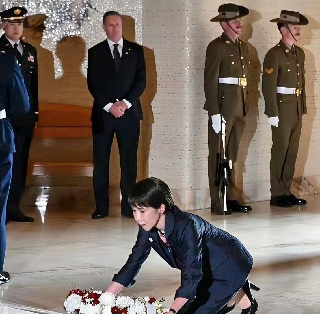 ☁直接跪了！日本首相高市早苗献花直接跪了！不是在日本，不是在道歉场合，而是