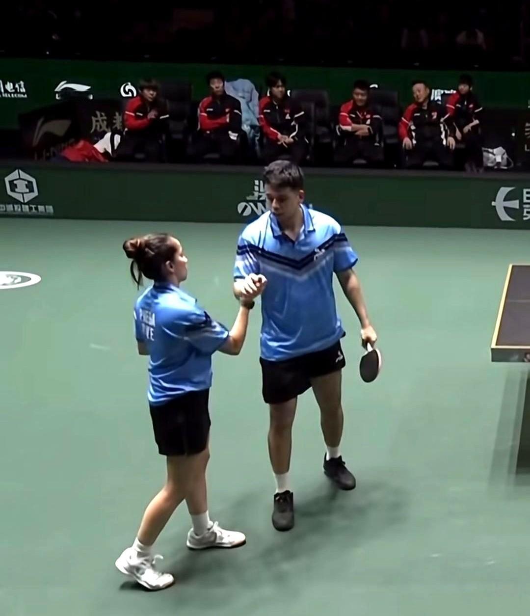 瞧瞧人家智利这混双，虽然球打输了，但是该有的都有，不止握手，还贴脸。这句话是