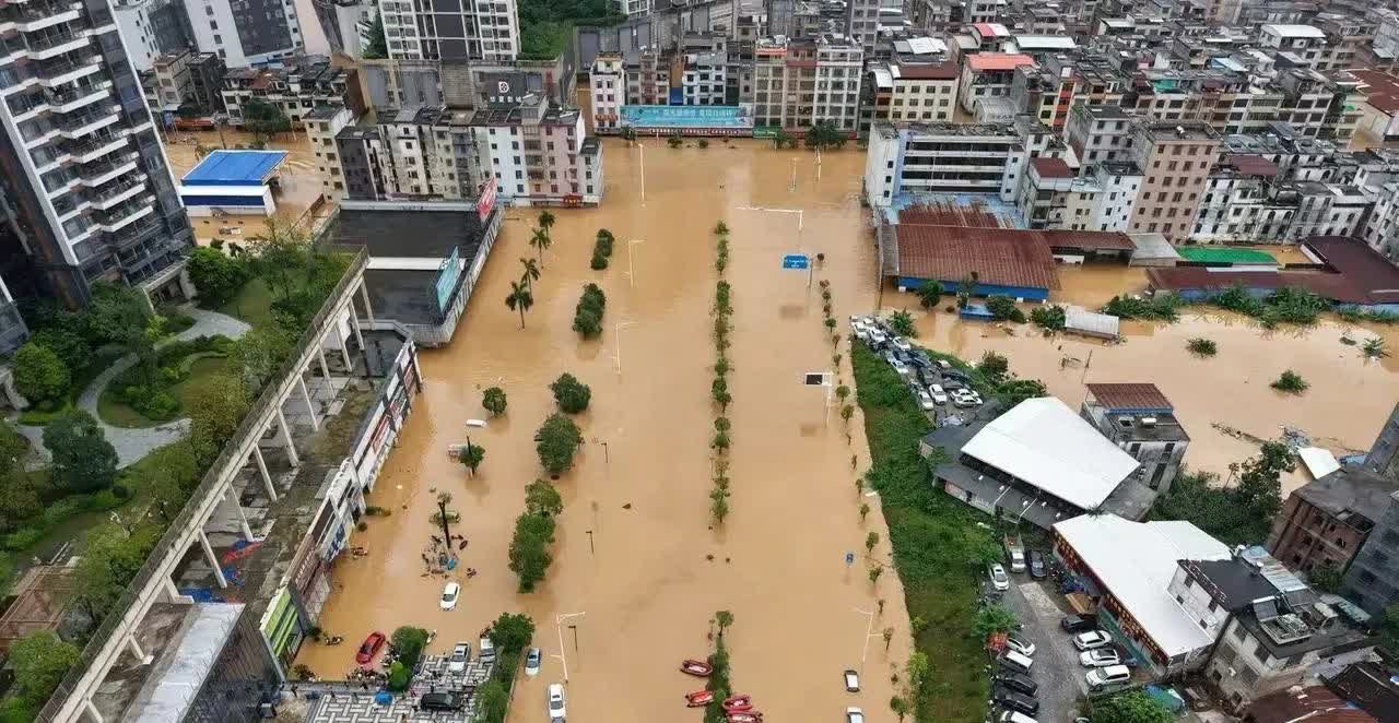 广东暴雨像被捅破了天！怀集直接遭了大难，洪水翻着浪头往屋里灌，街道全成了