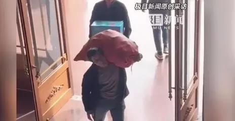 仗义多为屠狗辈，这话其实没说错！13年了，王险锋又一次扛着红薯和石榴，推开西