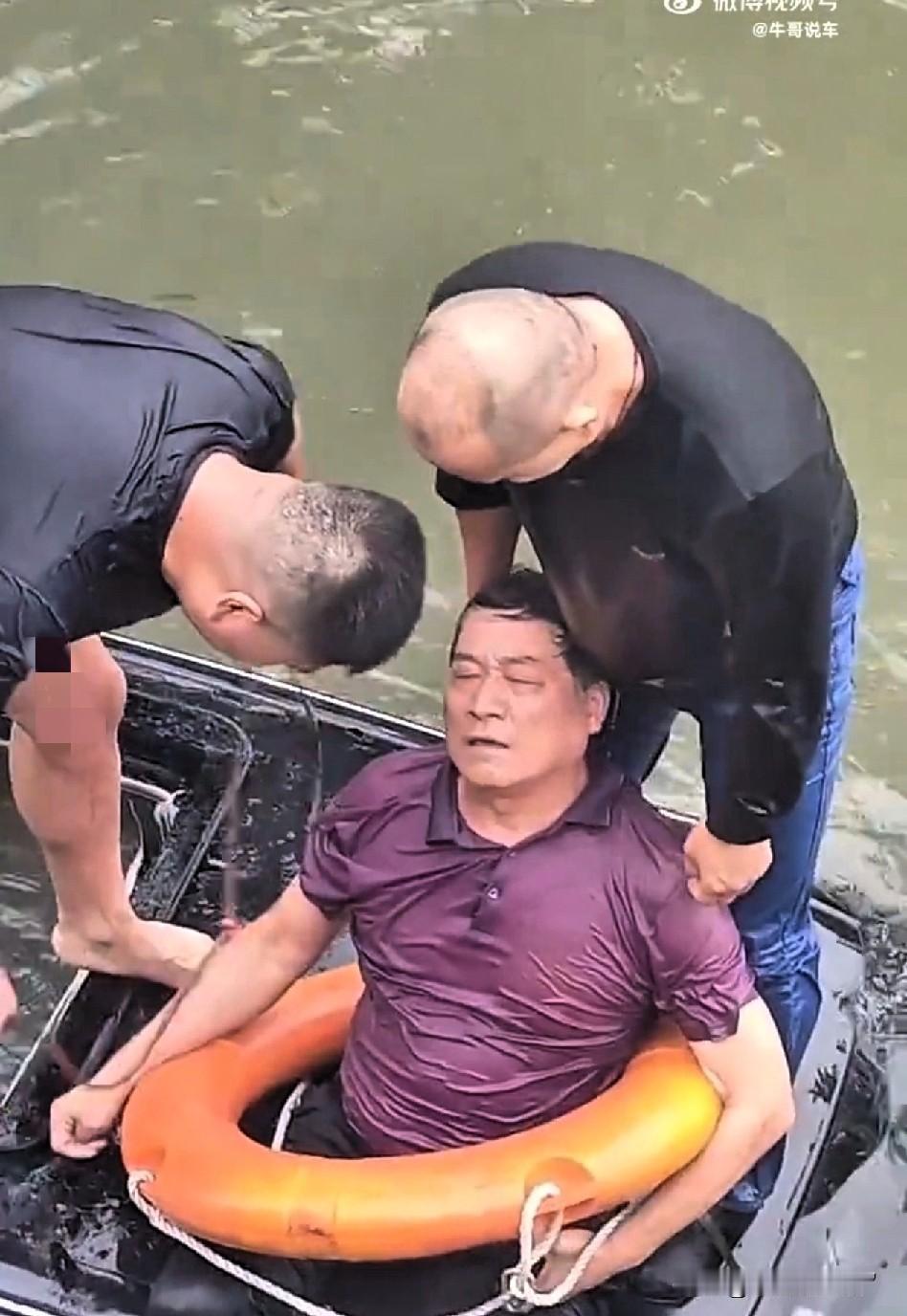 奥迪车主坠河，命悬一线！被人从天窗救起，捡回一条命，4个圈值30万，这个天窗最