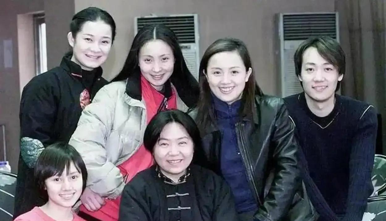 原来袁泉和朱媛媛是大学同学啊，有时她俩还挺像亲姐妹的，某些角度拍起来像一个人。其