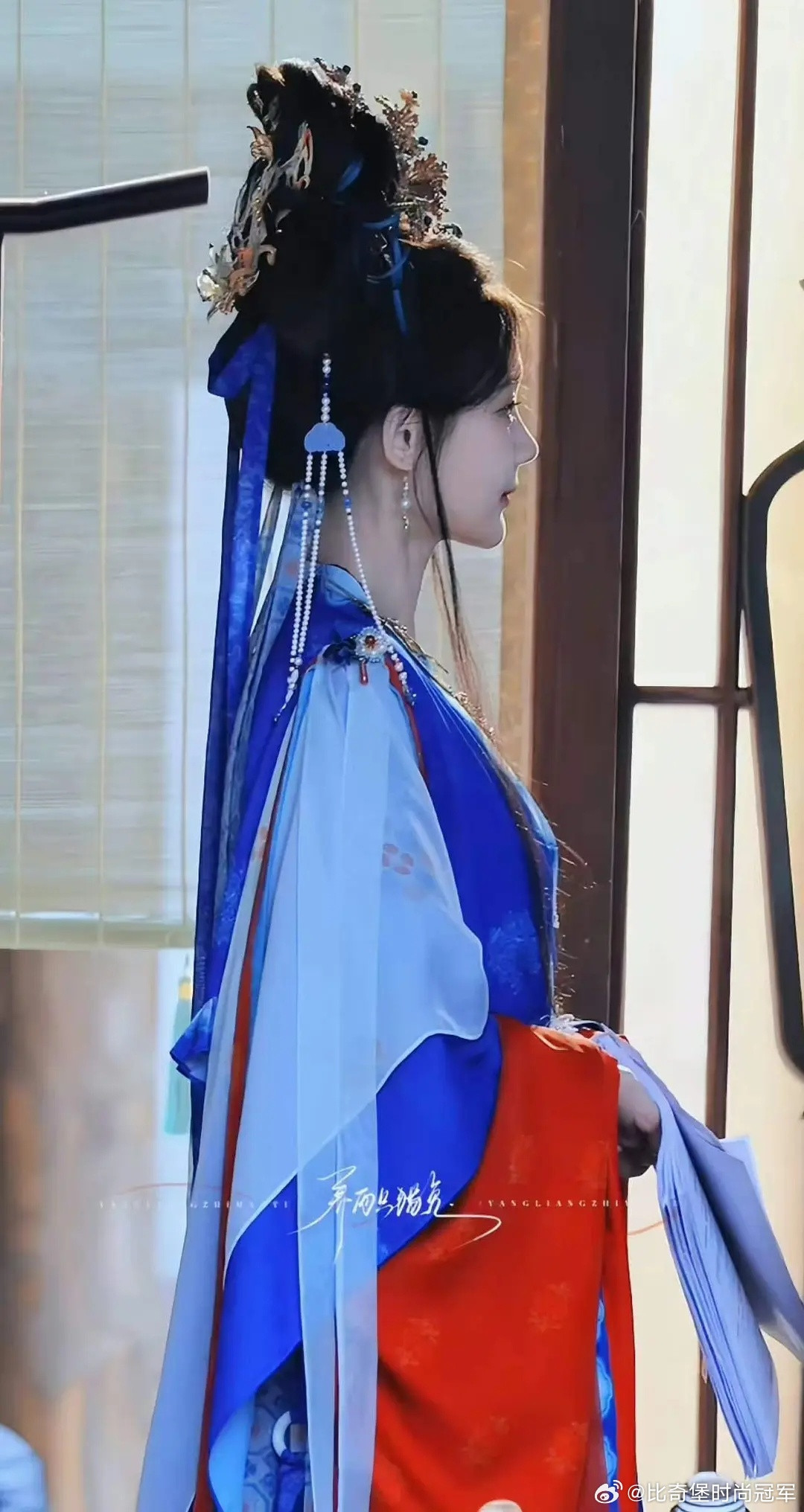 李一桐确实就是小头小脸身段好，天选女明星