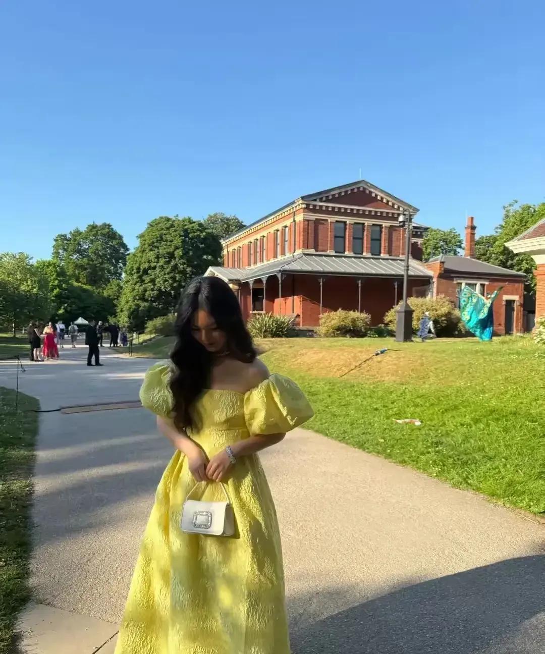李湘不仅有钱，还是有想法的人，她们在英国成功挤进上流社会，和有地位的英国人靠近。