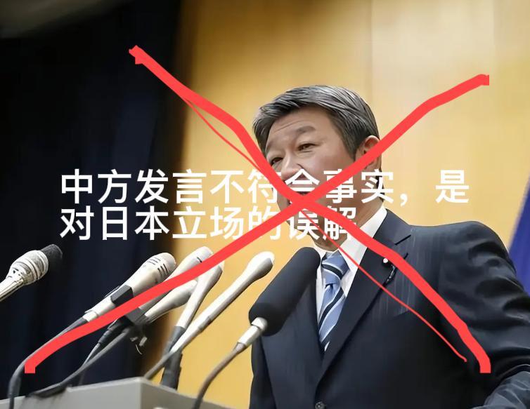 在慕安会的记者会上，日本外相茂木敏充面对众多记者的提问，像个扭捏的受气的小媳妇，
