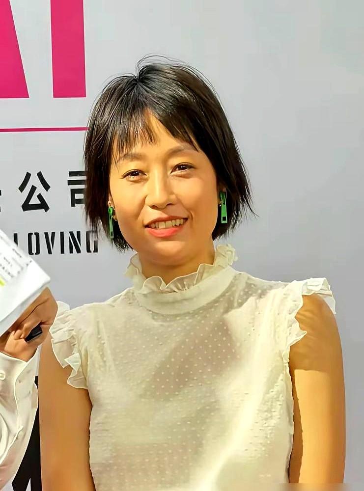 “你把照片P一下，脖子上的纹路和双下巴处理掉。”导演话音刚落，马伊琍立刻摆手叫停