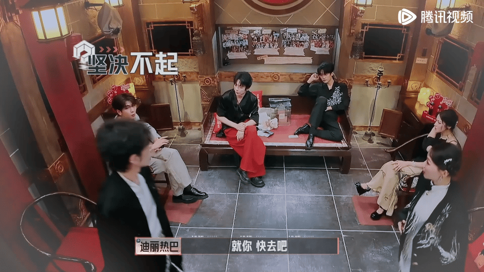 迪丽热巴在模仿张凌赫大赛中获得第一名迪丽热巴在模仿张凌赫大赛中获得第一名，当之