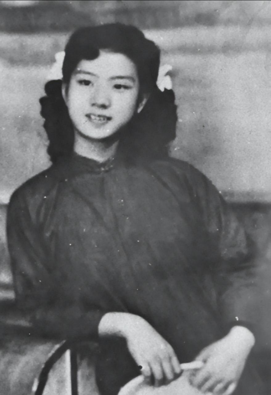 1949年，特务头子毛森，抓捕了一个交际花小姐，审讯时，毛森用刀划开她的
