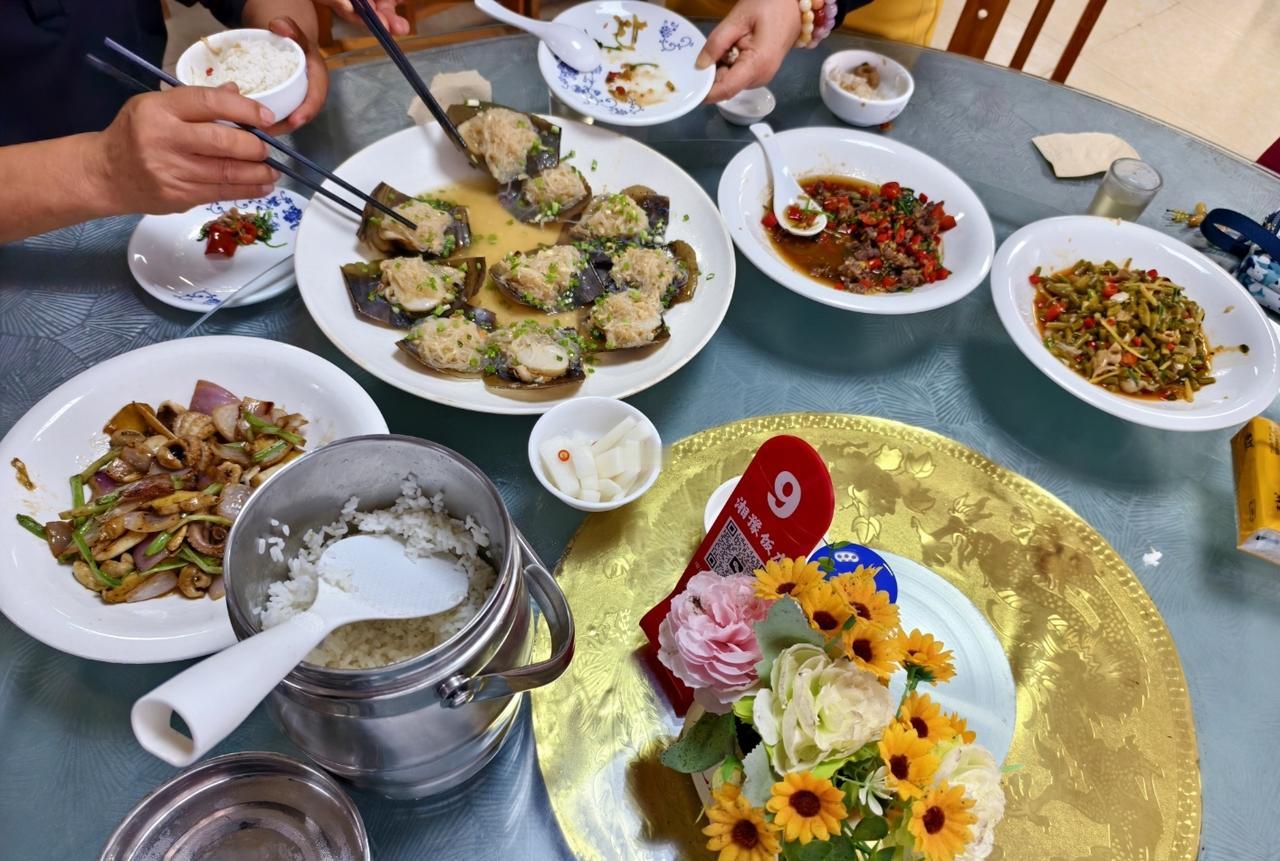 5月4号，老伴的好友夫妻，请我和老伴去饭店吃饭，谁知在饭店里，我老伴遇到了两个熟
