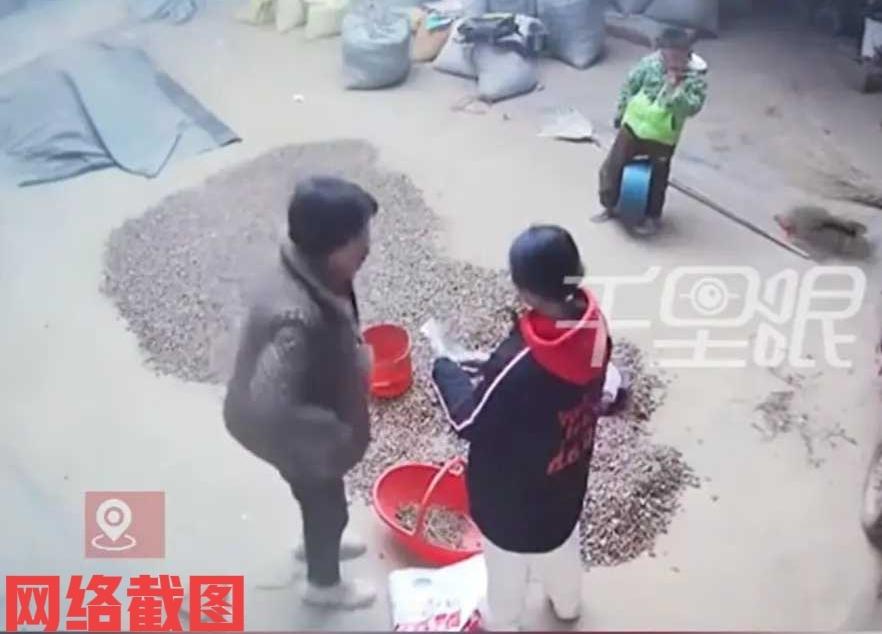 河南周口有奶奶在家忙碌干活。此刻奶奶突然收到才十二岁孙女送来的一件新衣服，奶