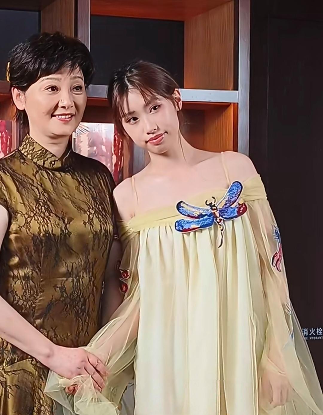 徐帆和养女徐朵一起出席活动，徐朵的龅牙真的太明显了，看起来好像冯小刚，说是亲生女