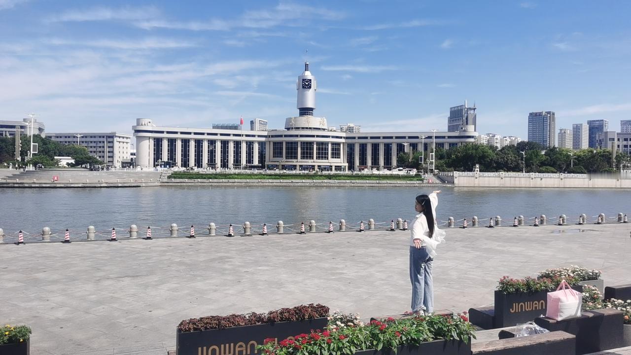 大家说，为什么津湾广场装了一天的护栏又拆掉了，也不知道是什么原因。今早一看，所有
