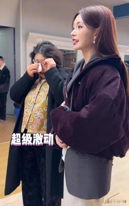 2026年1月27日，沈梦辰在《声鸣远扬》总决赛后台，带着婆婆杜海涛妈妈追星成功