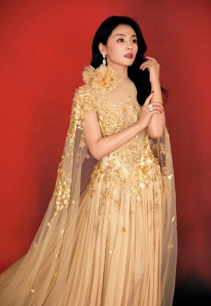 最近刘涛现身大湾区春晚，她这次搭配的很有华丽之美，看上去特别的漂亮，真的好美。