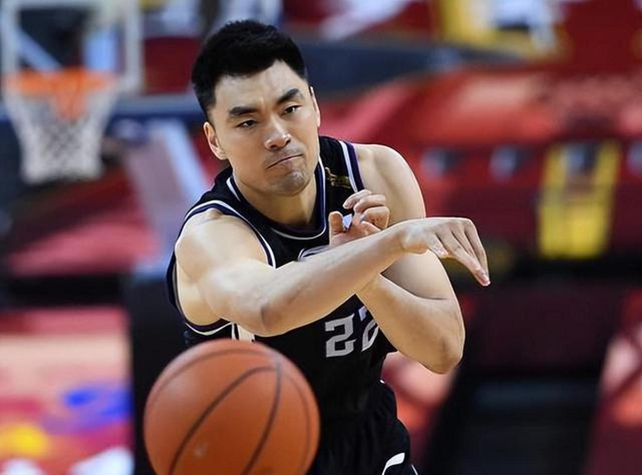 李晓旭留队转型！辽宁男篮连输两局被淘汰后，李晓旭在昨晚赛后宣布退役！当自家球迷