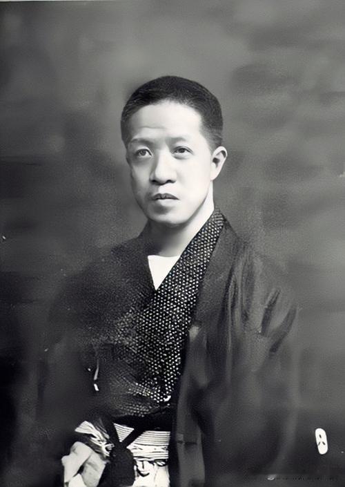 民国大师章太炎很不满袁世凯的独裁统治，于是前往总统府骂街，骂到兴头上，动手砸了袁