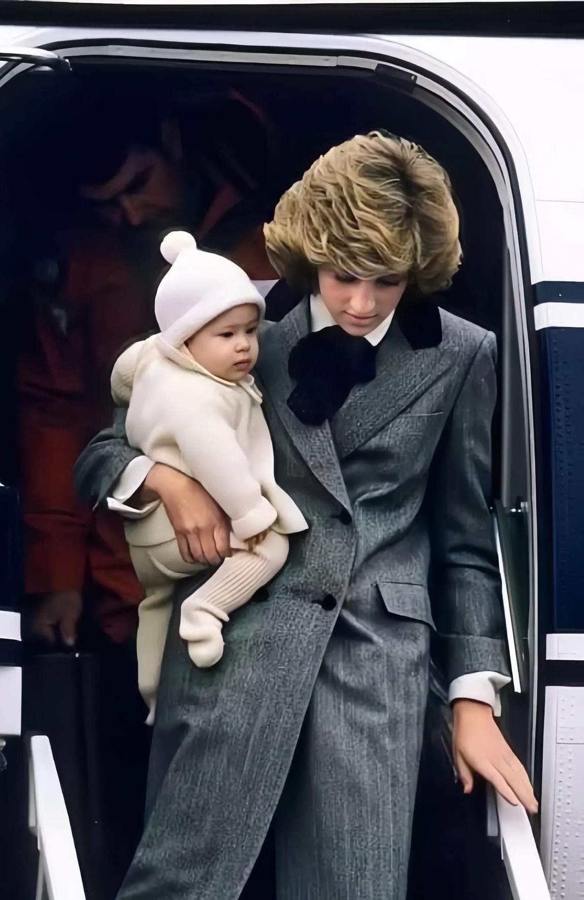 升米恩斗米仇，戴安娜王妃的这两个儿子白养了，早就怨恨上了这个母亲。哈里王子出生