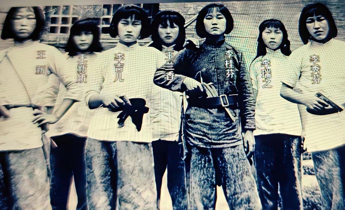 1945年。河北保定冉庄。英姿飒爽的冉庄女民兵班为保护老乡撤退，全部牺牲。铭记历