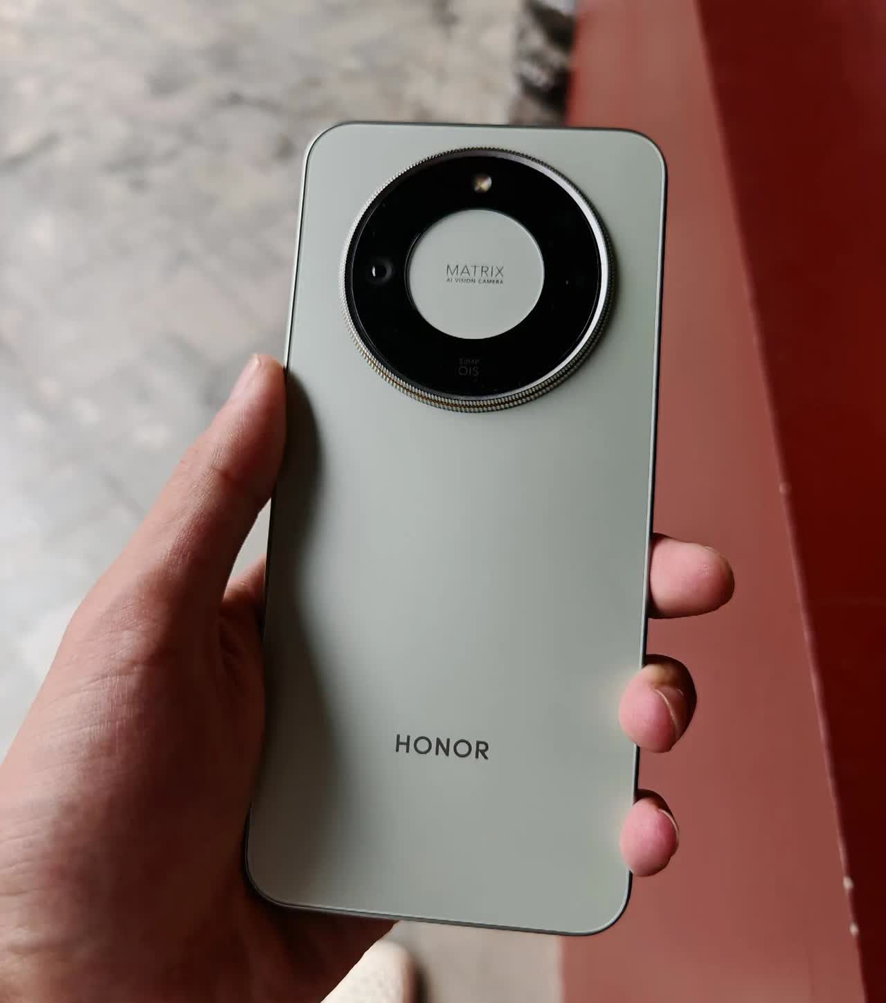 最终还是买了荣耀X70，现实早就把我给打醒了。以前我也想过买iPhone16