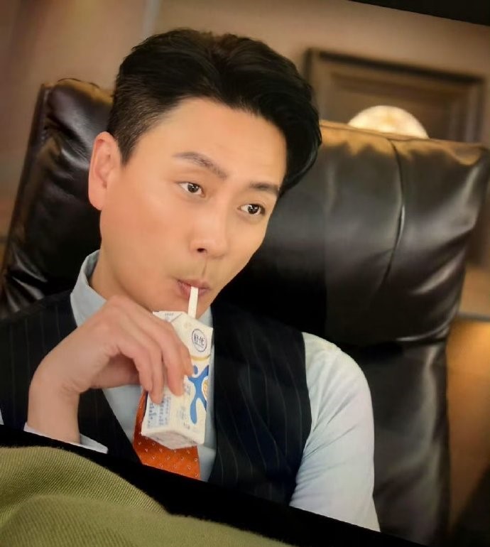 《新闻女王2》植入广告真的很“离谱”！“奶茶飞爷”都不喝奶茶了