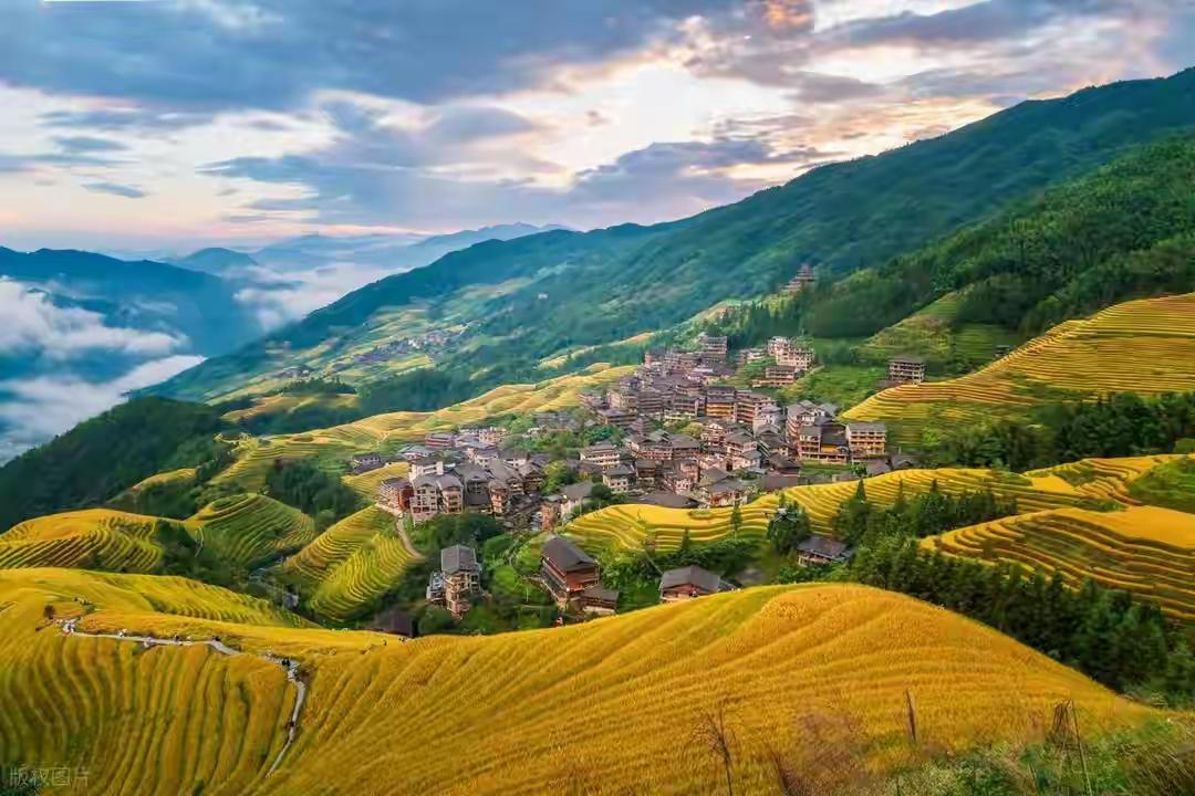 到桂林第一天，我就被拉客的大姐拽住了胳膊。“小妹去阳朔吗？现在走，便宜！”我拖着