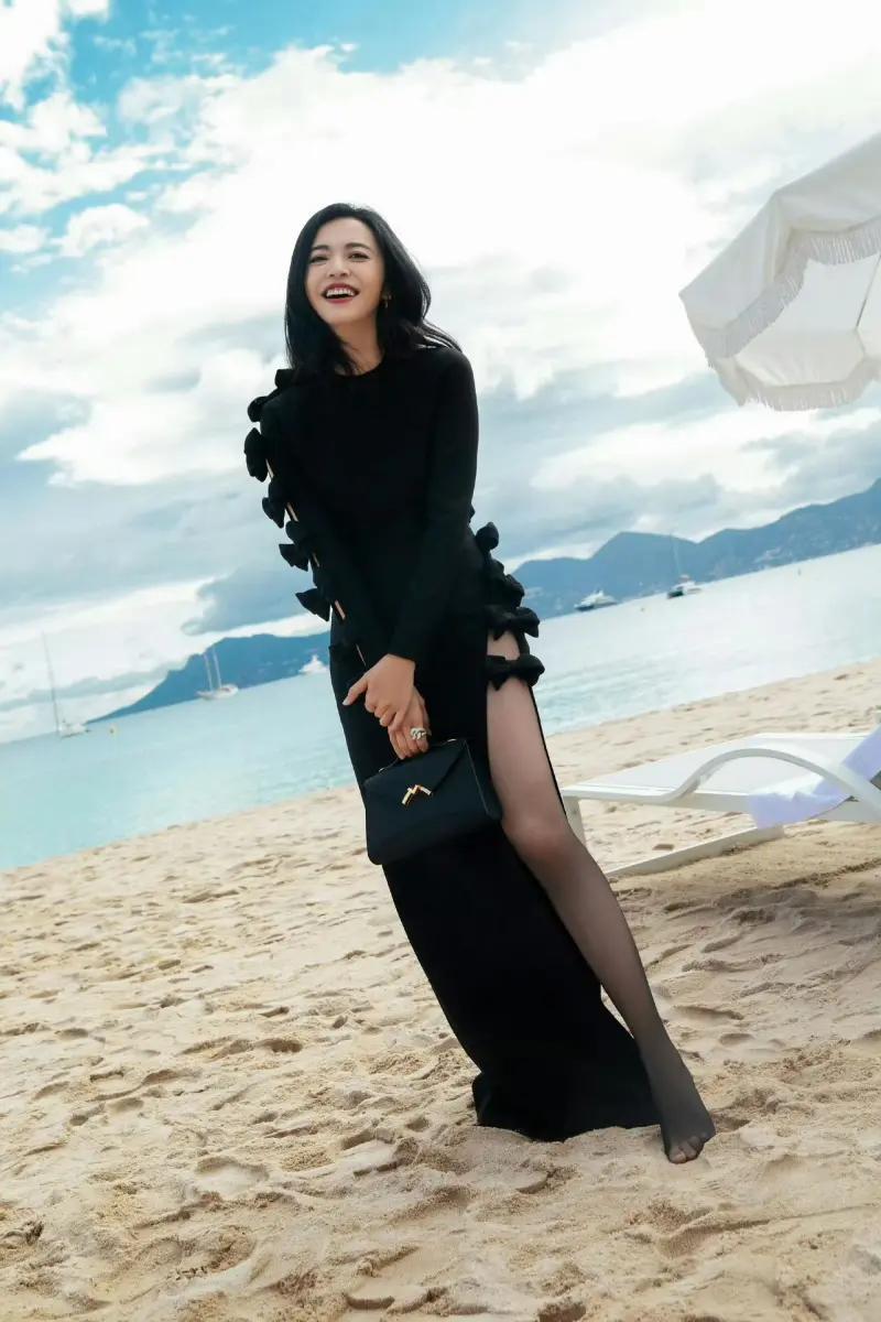 姚晨是我最无法理解的一个明星，长得真的无法形容，穿搭更别提了