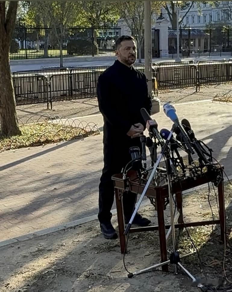 第一张图片以为支了个烧烤炉子，川普拒绝让小泽在白宫召开新闻发布会，小泽只能在白宫