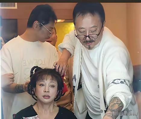 刘晓庆在化妆，真是让人难以置信，七十多岁的人了，在化妆师的一番操作之下，竟然返老