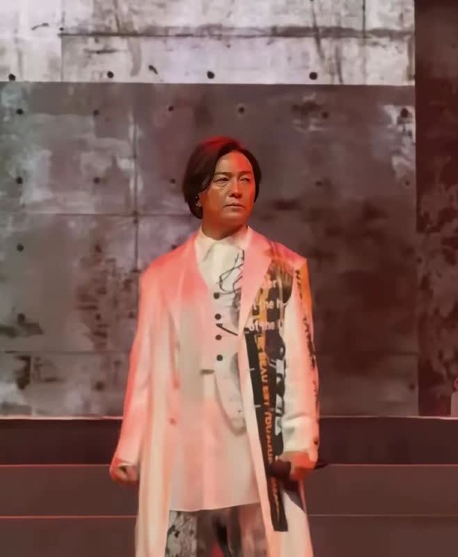 一个发型吃一辈子，郑伊健，能不能换换发型？从郑伊健出道至今，几乎都是长发