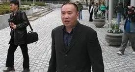 赖昌星近况曝光！儿媳韩妮可讲述其日常为人，长子赖俊伟出镜，模样像极了爸爸，戴眼镜
