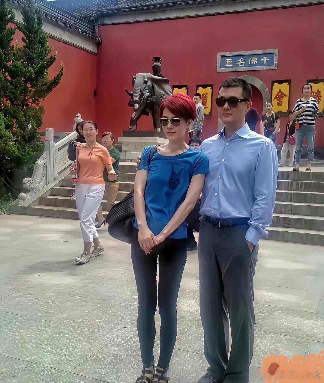 当年王菲和李亚鹏合影，你觉得有没有夫妻相呢！
