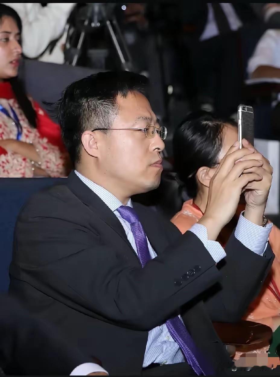 第一次在台下看到他，太帅了[赞]